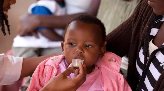 Ein kenianisches Kind erhält eine lösliche Malaria-Behandlung / Un enfant kenyan reçoit un traitement soluble contre le paludisme