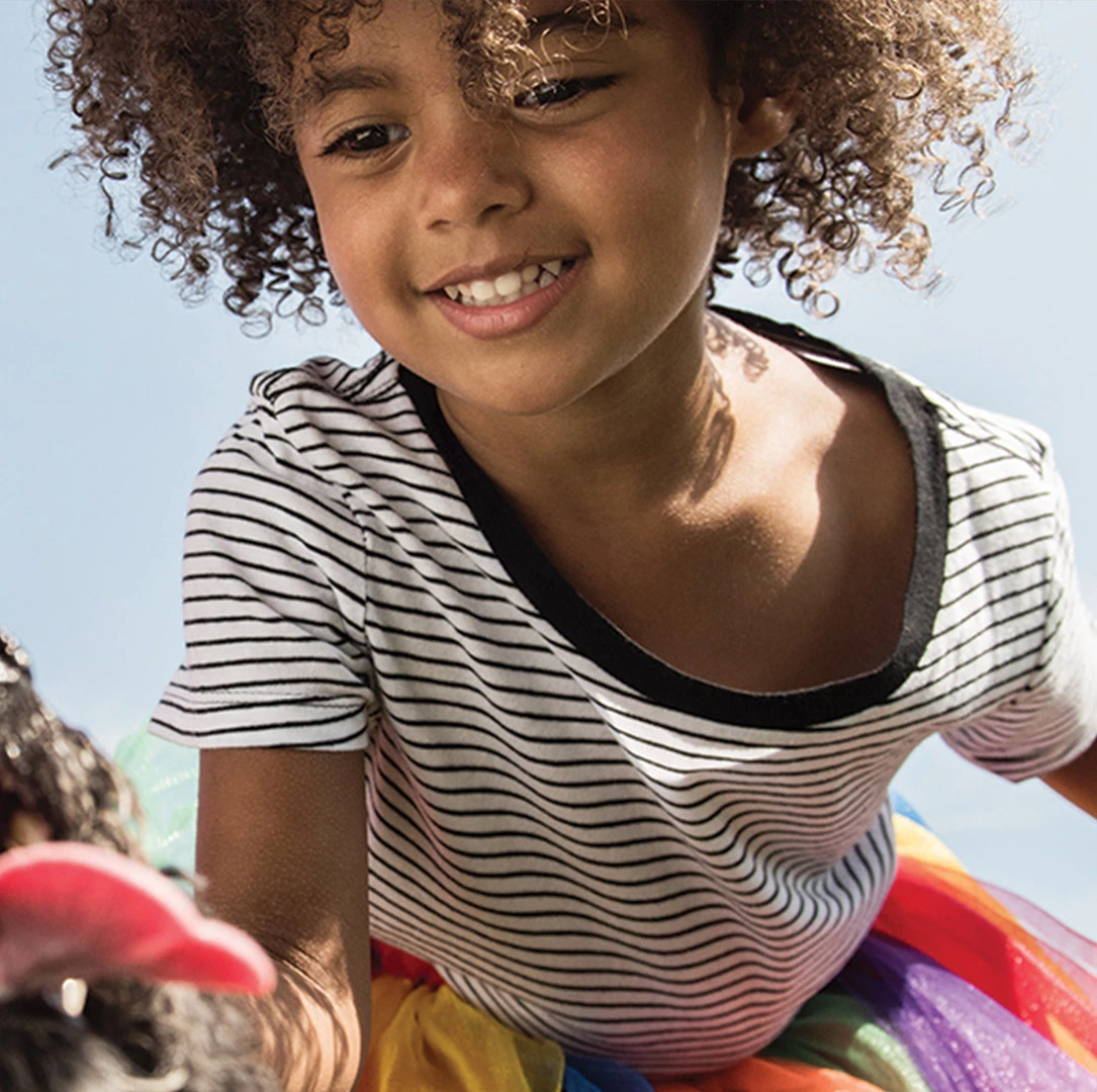 Une jeune fille et un chien lors d'une promenade