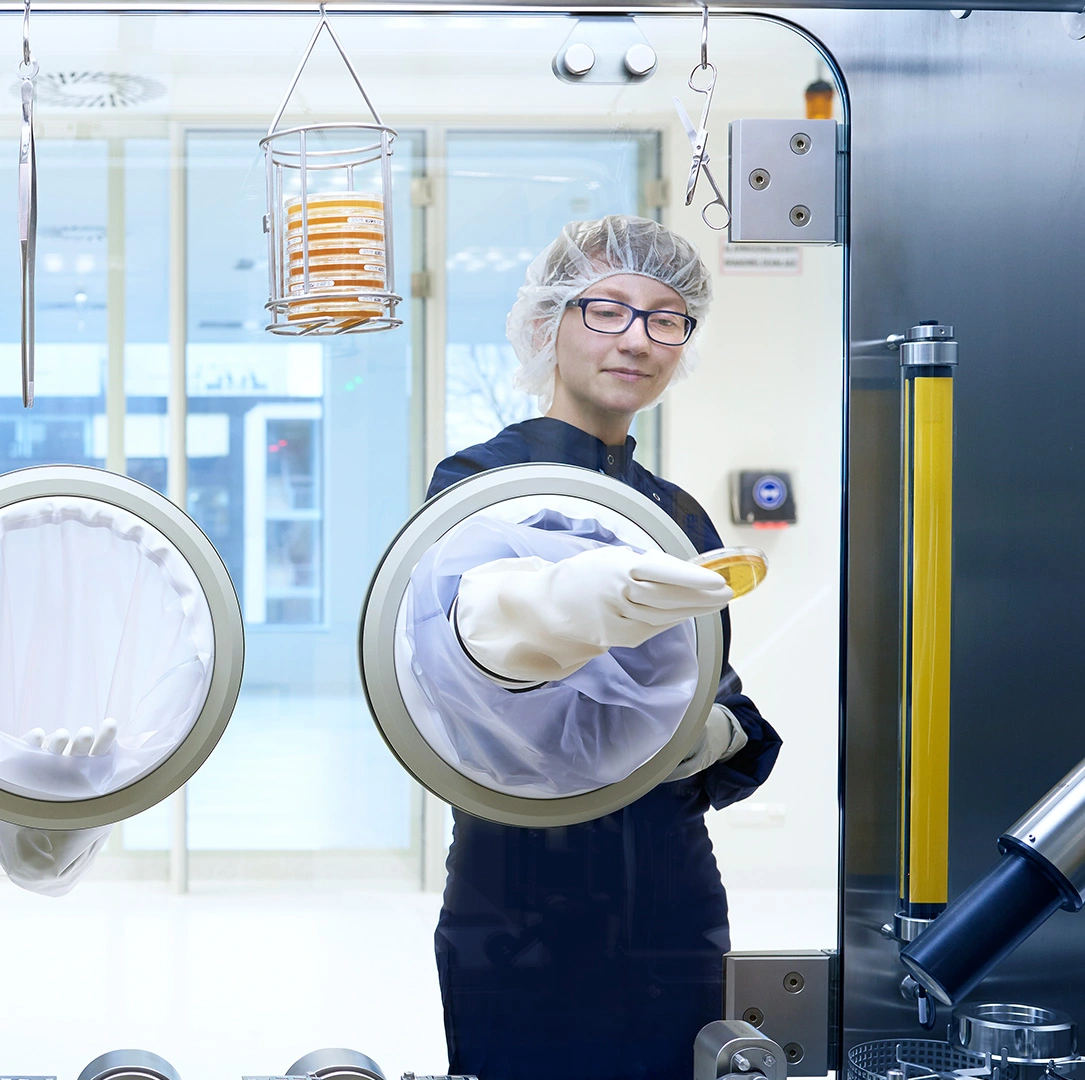 Une employée de laboratoire chez Novartis