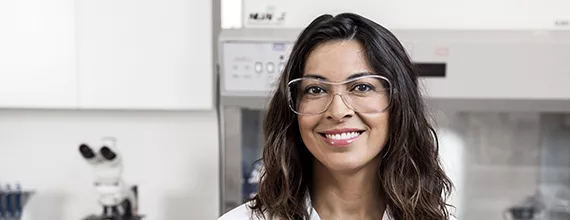 Portrét mladé vědkyně v laboratoři Novartis
