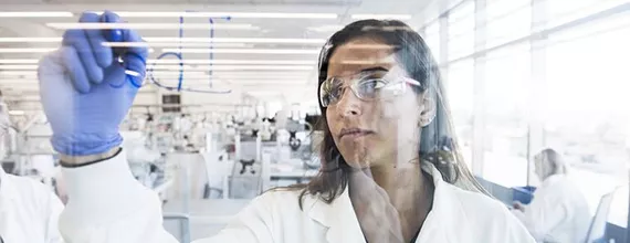 Vědkyně v laboratoři