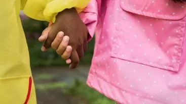 Děti, držící se za ruku