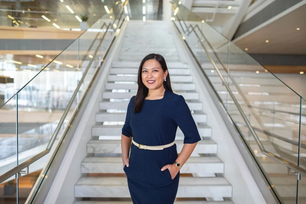 Žena pózující u schodiště