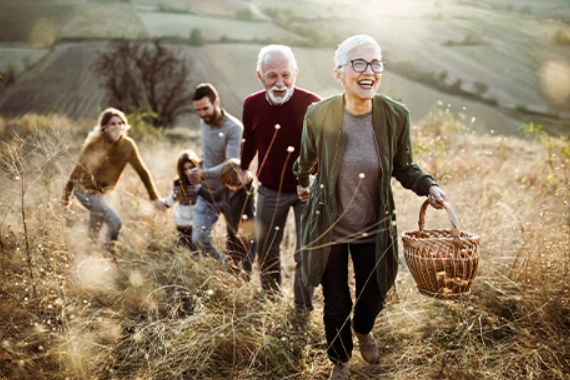 Rodina na výletě v přírodě