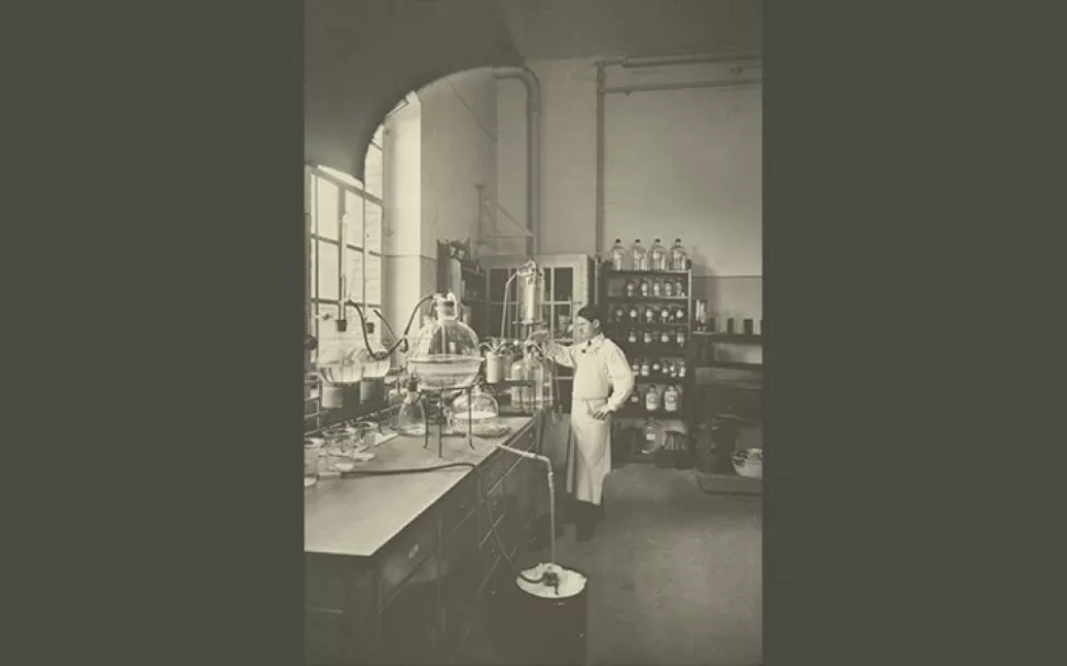 V roce 1900 Ciba vyrábí své první farmaceutické substance: Vioform, antiseptikum, a Salen, antirevmatikum. Tento obrázek ukazuje farmaceutický výzkum v Ciba v Basileji ve Švýcarsku v roce 1914."