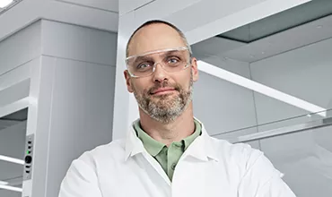 Vědec v laboratoři Novartis