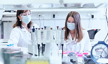 Vědkyně v laboratoři