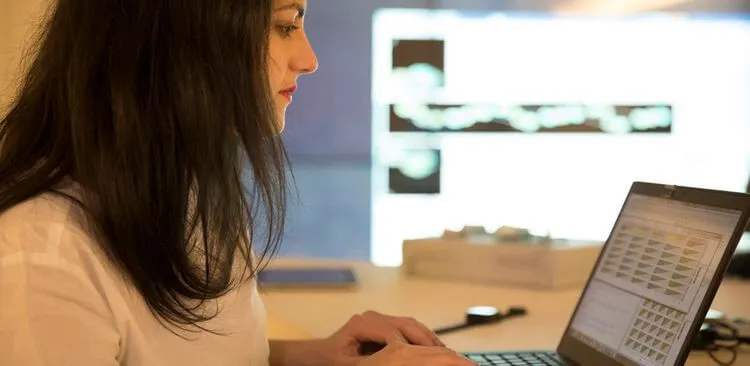 Žena pracující na notebooku