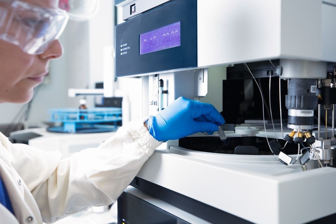 Woman working in the laboratory