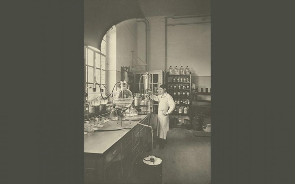 V roce 1900 Ciba vyrábí své první farmaceutické substance: Vioform, antiseptikum, a Salen, antirevmatikum. Tento obrázek ukazuje farmaceutický výzkum v Ciba v Basileji ve Švýcarsku v roce 1914."