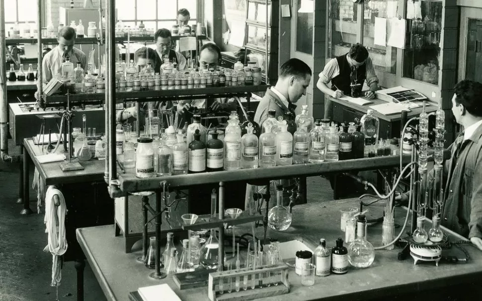 V roce 1917 zakládá profesor Arthur Stoll v Sandoz farmaceutické oddělení a výzkum začíná.