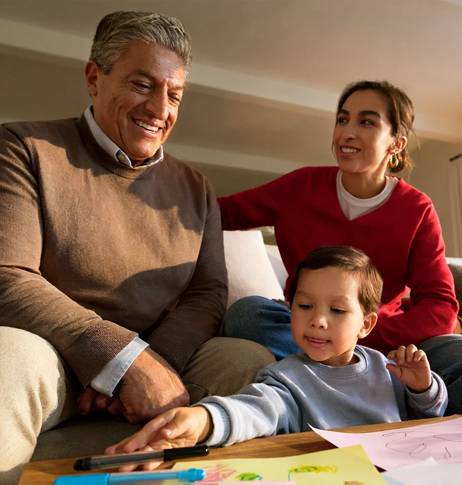 Familie bei einer kreativen Aktivität zu Hause.