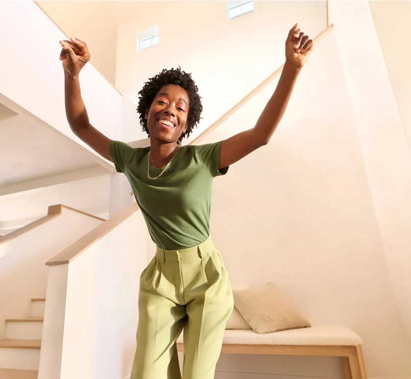 Fröhlicher Patient feiert zu Hause.