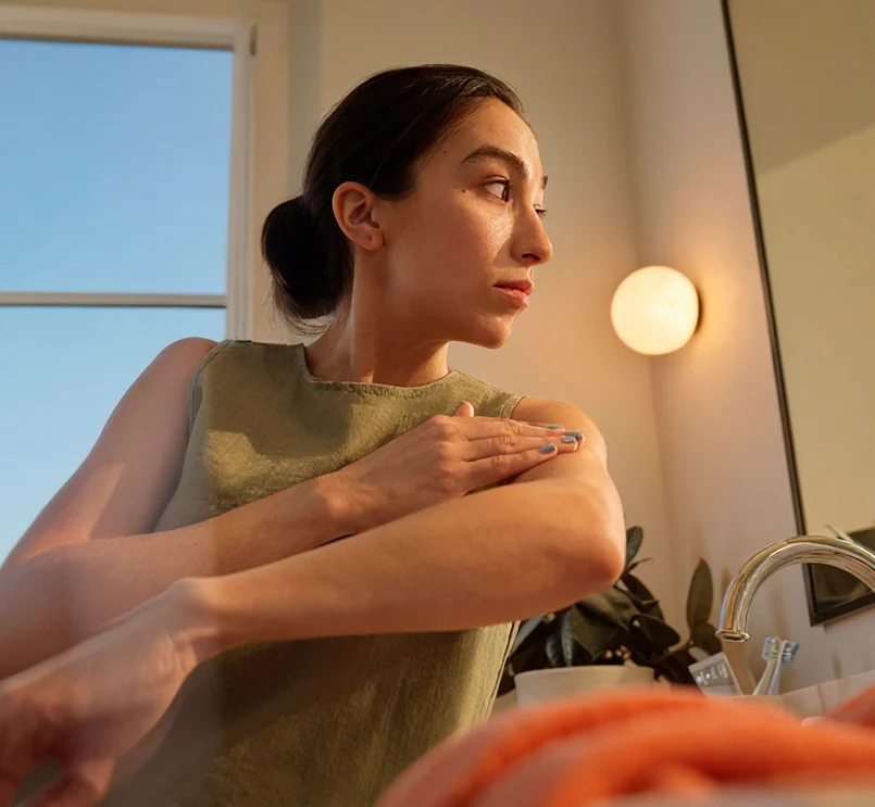 Spiegelbild eines Patienten im Badezimmer mit Handtuch und Fensterblick.