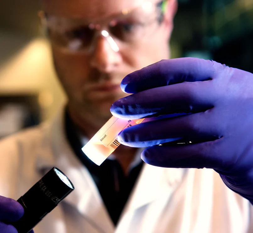 Wissenschaftler bereitet eine Probe im Labor vor.