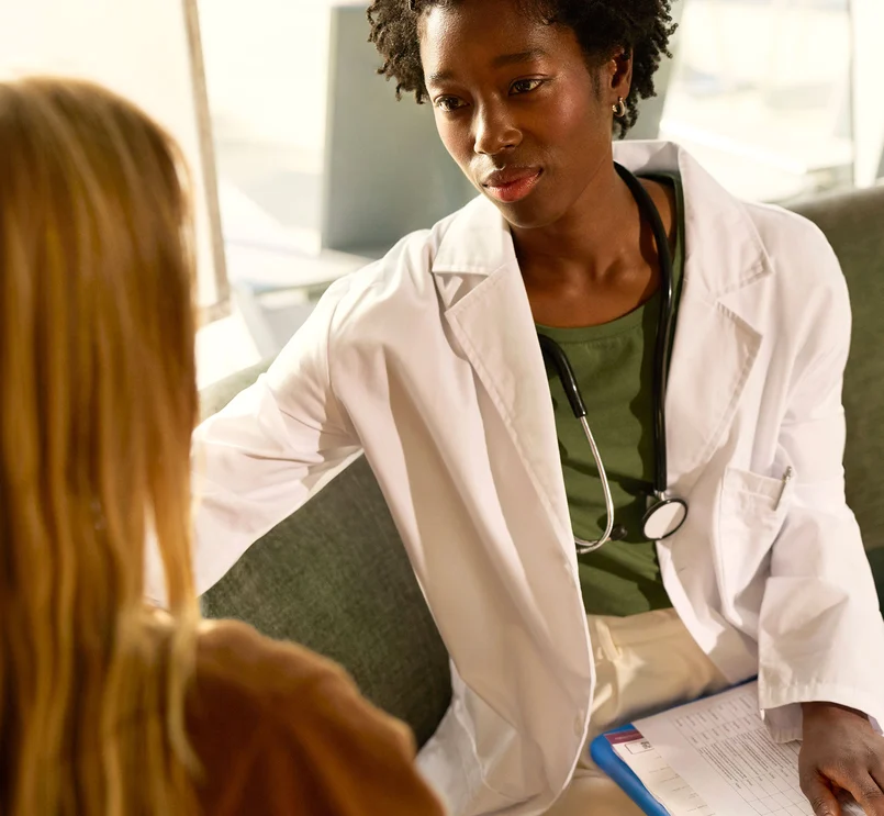 Arzt berät einen Patienten in einer medizinischen Klinik.