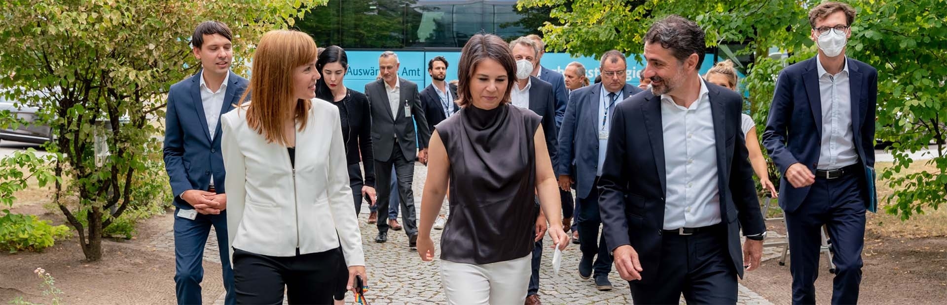 Annalena Baerbock mit Heinrich Moisa und Grit Müller beim Besuch von Novartis am Standort Barleben