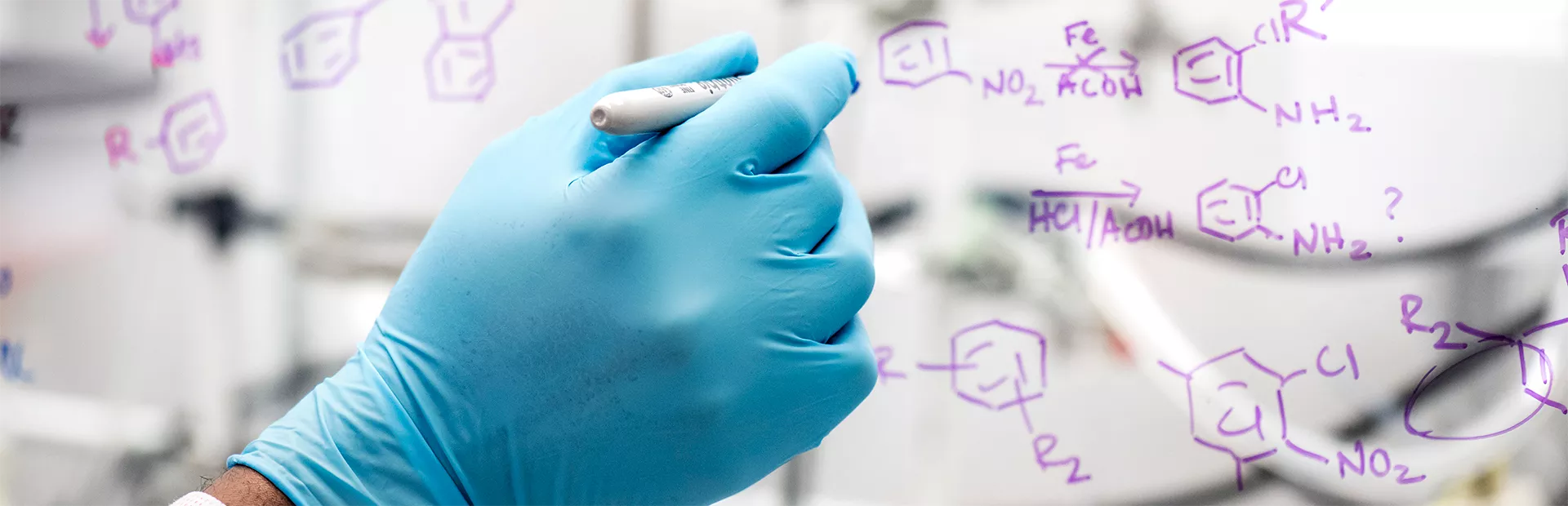 Wissenschaftler schreibt chemische Formel auf eine Glaswand