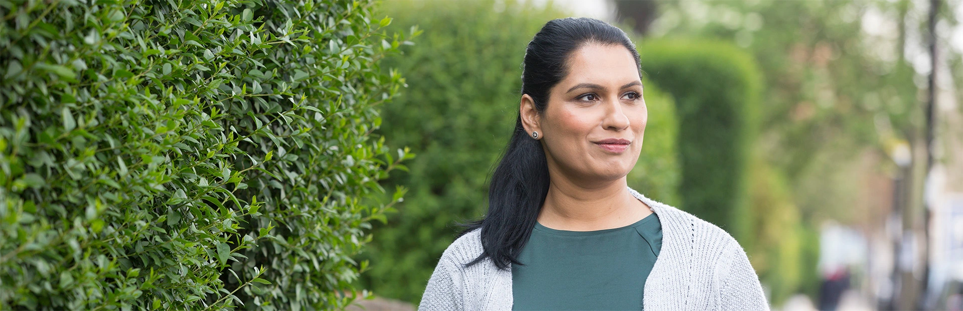 Frau geht Straße entlang