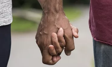 zwei Hände halten sich
