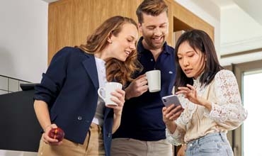 Mitarbeiter*innen bei Austausch im Kaffee-Corner
