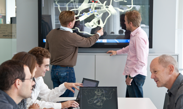 Forscherteam an einem Digitalen Board