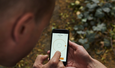 Blick über die Schulter auf ein Smart Phone Display