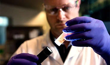 Wissenschaftler bereitet eine Probe im Labor vor.