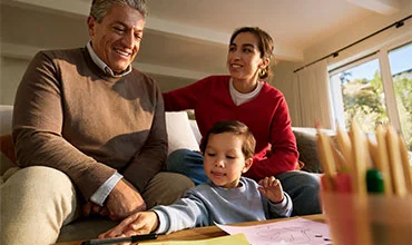 Familie bei einer kreativen Aktivität zu Hause.