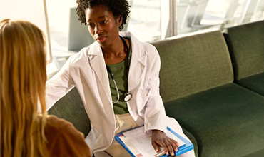 Ärztin im Gespräch mit der Patientin