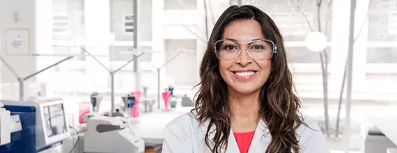 Frau im Labor mit Schutzbrille
