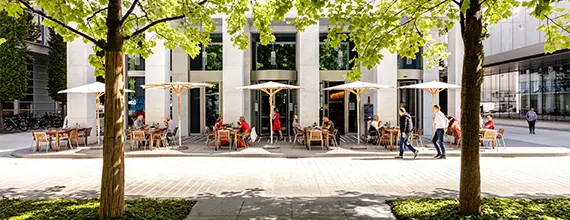 Fabrikstraße 12 an einer sonnigen Straße