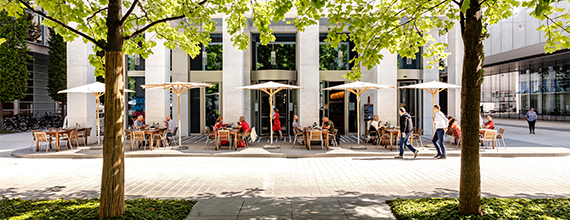 Fabrikstraße 12 an einer sonnigen Straße