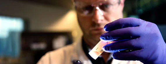 Wissenschaftler bereitet eine Probe im Labor vor.