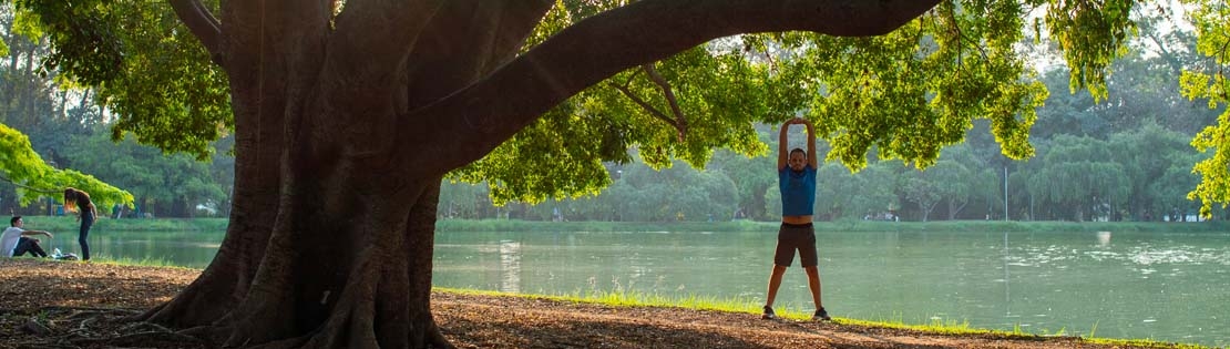 Mann beim Sport an einem See