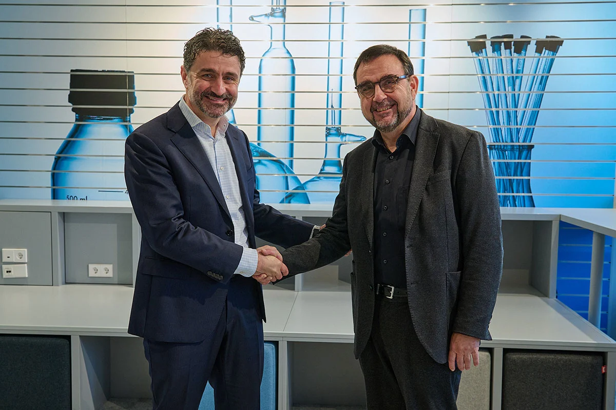 Der Bayerische Staatsminister für Gesundheit und Pflege Klaus Holetschek (rechts) im Gespräch mit Heinrich Moisa, Vorsitzender der Geschäftsführung (links). © Novartis Deutschland, 2023