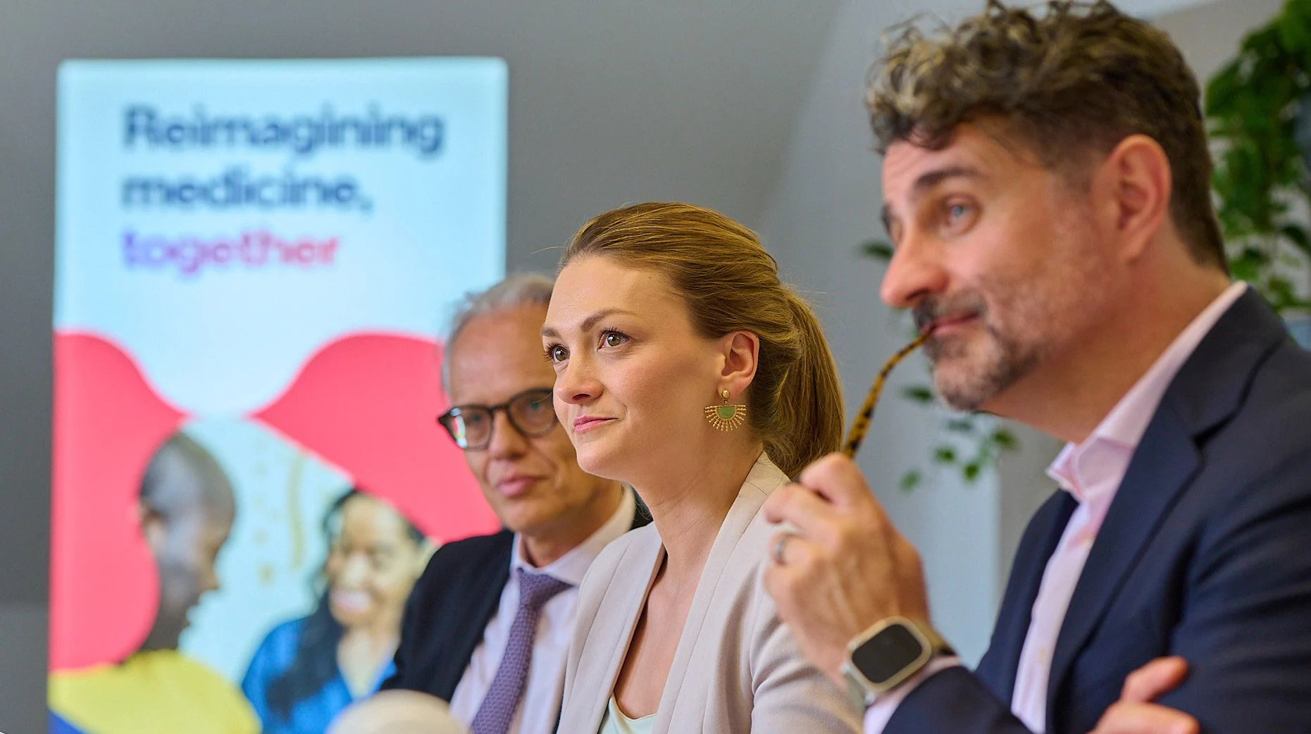 Im Gespräch: Staatsministerin Judith Gerlach (Mitte), Heinrich Moisa, Vorsitzender der Geschäftsführung Novartis Deutschland (rechts), MDirig Dr. Thomas Huber, Leitung der Abteilung „Koordinierung, Digitalisierung, Innovation“ am bayerischen Gesundheitsministerium (links).