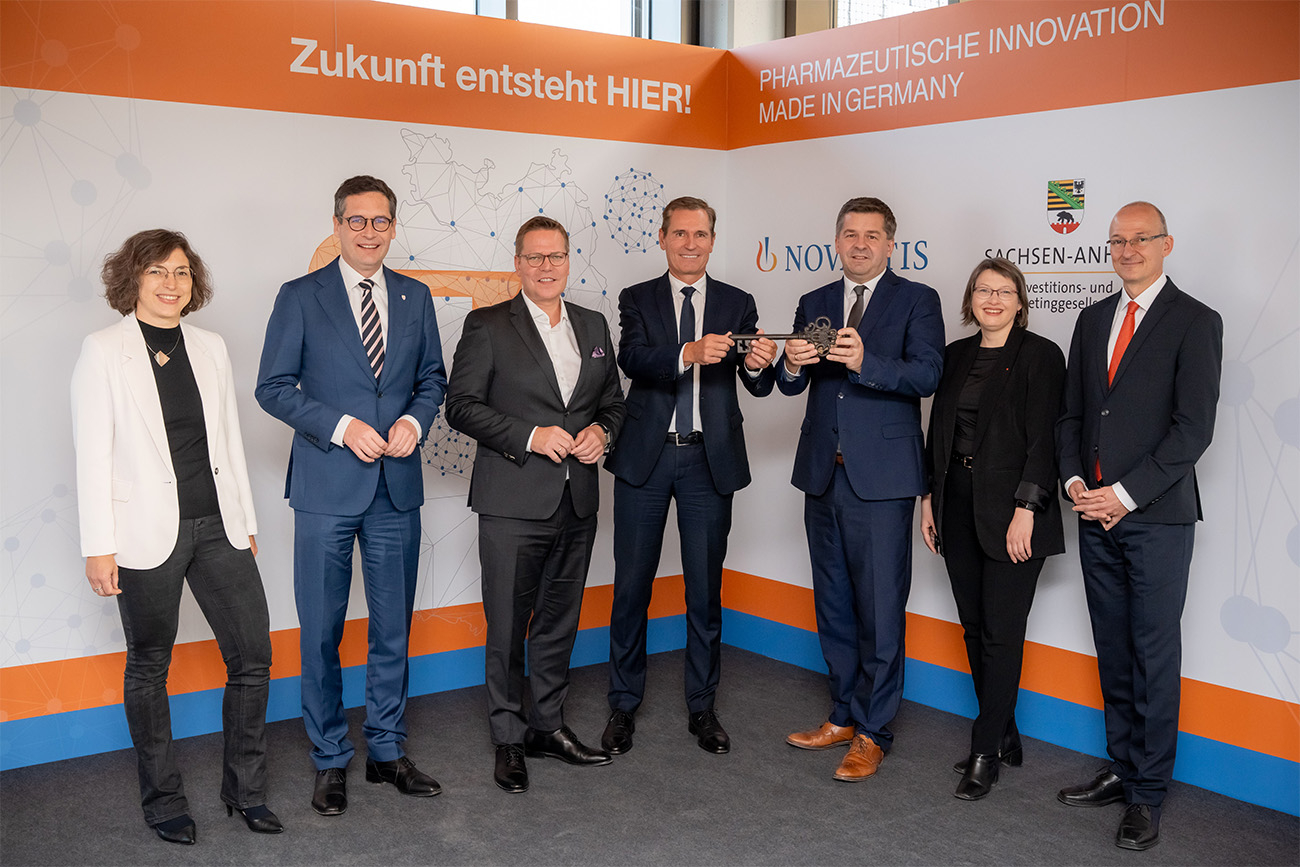 Vertreter*innen aus Wirtschaft, Forschung und Politik bei der symbolischen Schlüsselübergabe für den künftigen Produktionsstandort für Radioligandentherapie von Novartis in Halle/Saale, Sachsen-Anhalt.