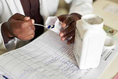 Eine Krankenschwester packt Medikamente in eine Tüte