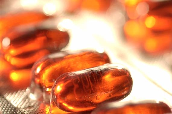 Orangefarbene Kapseln in einer Blisterpackung