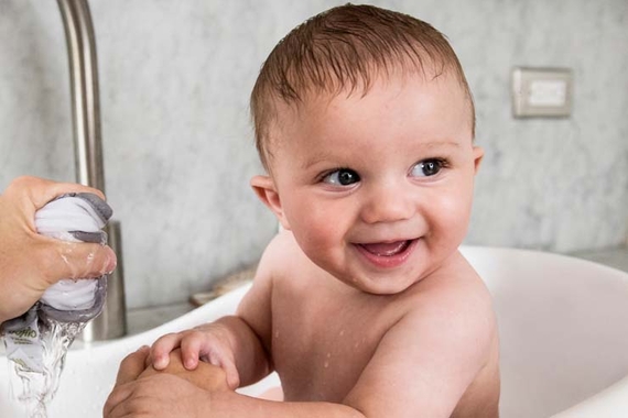 Ein Baby das gebadet wird