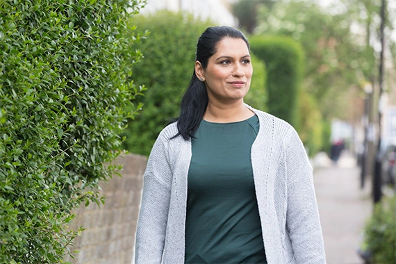 Frau geht Strasse entlang