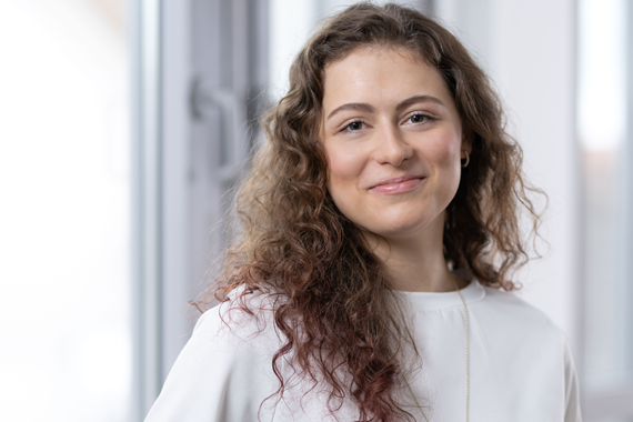 Junge Frau schaut in die Kamera