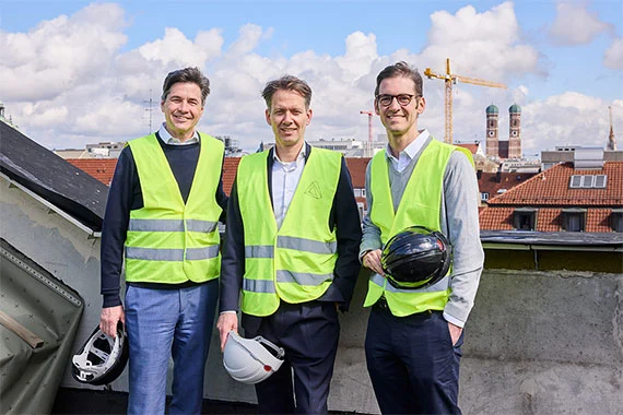 Politischer Ortstermin am zukünftigen Münchner Standort von Novartis Deutschland im entstehenden Bürokomplex The Stack (v. l. n. r.):  Marco Hardt, Mitglied der Geschäftsleitung, Novartis Deutschland, Markus Diegelmann, Geschäftsführer, Accumulata Real Estate  Management GmbH, Dr. Stephan Pilsinger, Mitglied des Deutschen Bundestages für München-West/Mitte  