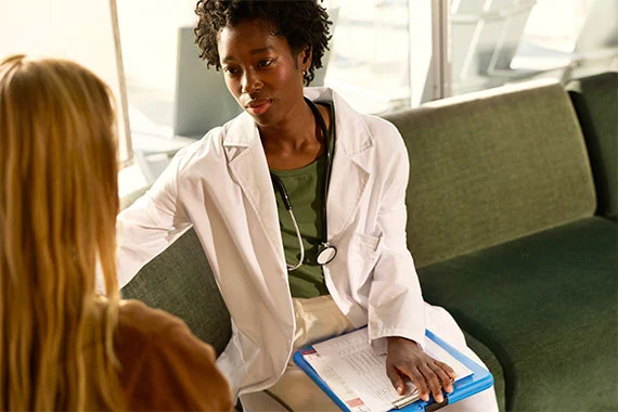 Ärztin im Gespräch mit der Patientin