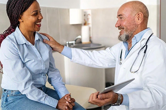 Ein Arzt im Gespräch mit einer Patientin