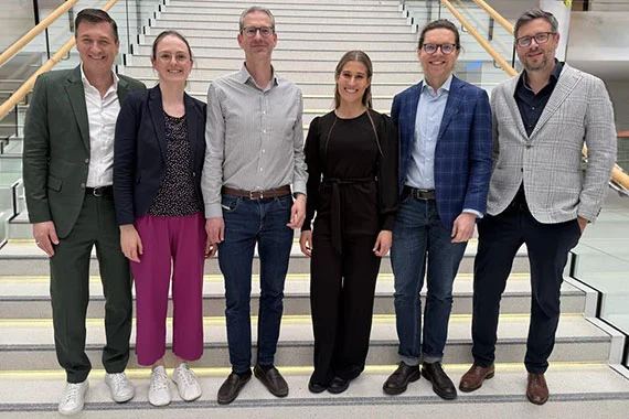 v.l.n.r.: Christian Hieronimi, Gründer und Geschäftsführer der ONCARE GmbH; PD Dr. Leonie Beyer, Health Care System Lead Novartis Deutschland; Dr. med. univ. Mario Reis, Leitender Oberarzt der Klinik für Nuklearmedizin der Klinikum Bayreuth GmbH; Carolin Schenzle, Health Care System Manager Novartis Deutschland; Sebastian Stolte, Assistenzarzt der Klinik für Nuklearmedizin der Klinikum Bayreuth GmbH; Prof. Dr. Stefan Förster, Klinikdirektor der Klinik für Nuklearmedizin der Klinikum Bayreuth GmbH
