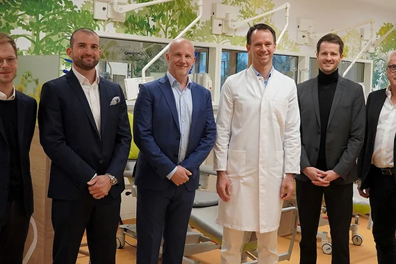 V.l.n.r. Maximilian Wambach (Head Health Tech Solutions & AI, Novartis), Gerrit-René Walke (Manager Health Care System Partnerships, Novartis), Nicolas X. Weber (Head Innovation & Activation, Novartis), Prof. Dr. Joachim Rom (Chefarzt der Klinik für Gynäkologie und Geburtshilfe, varisano Klinikum Frankfurt Höchst), Nils Beckmann (Business Development Lead Germany, Luscii), Michael Osypka (Geschäftsführer der Kliniken Frankfurt-Main-Taunus GmbH), ©varisano Klinikum Frankfurt Höchst