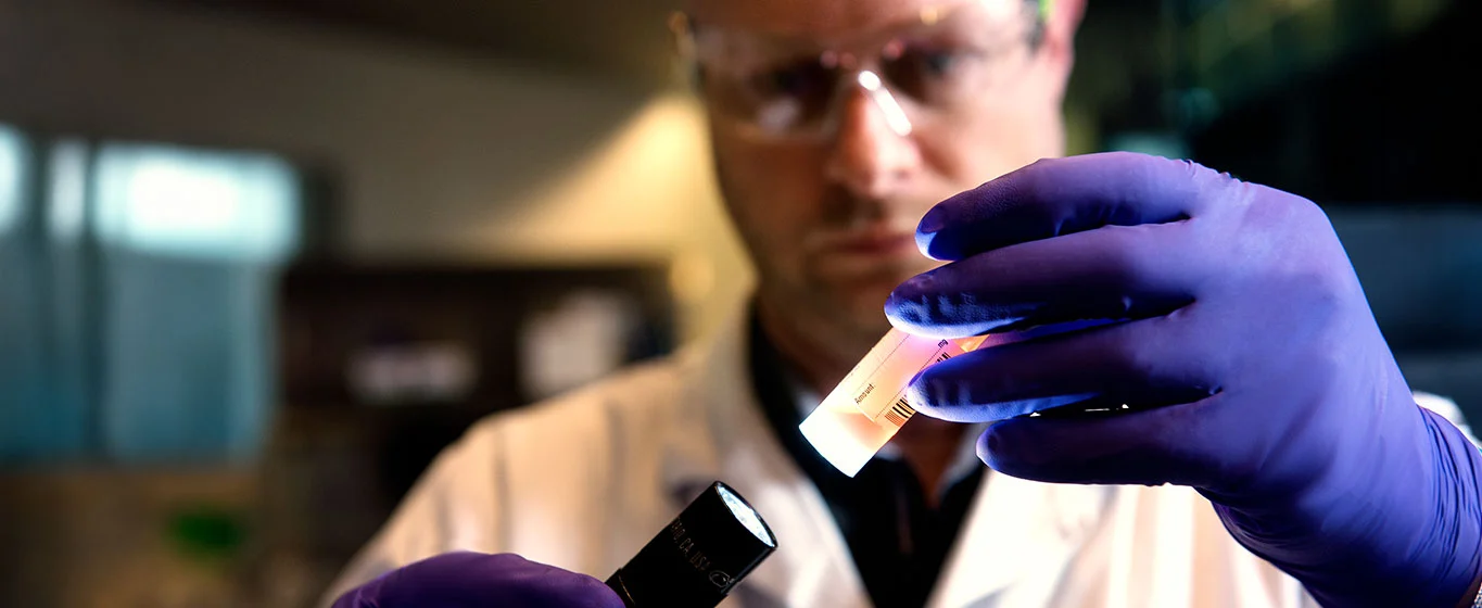 Wissenschaftler bereitet eine Probe im Labor vor