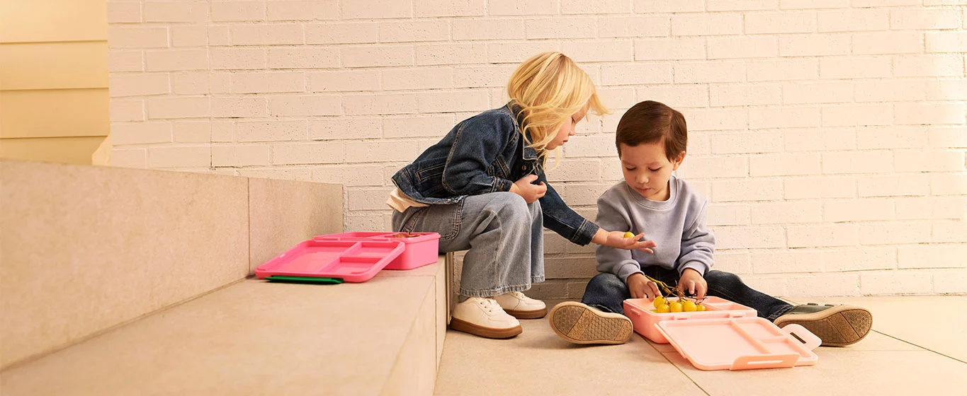 Kinder teilen Essen auf den Treppen